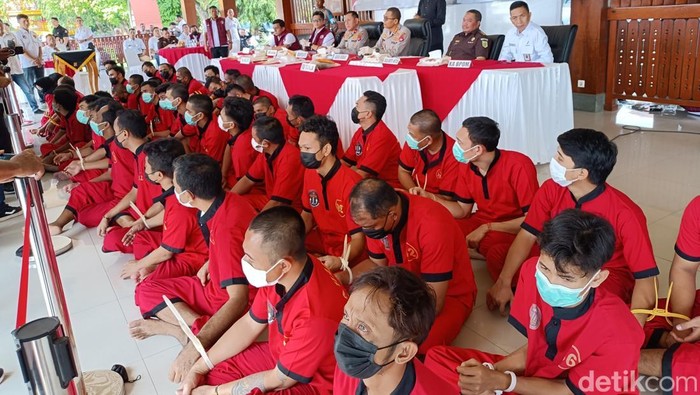 Ditresnarkoba Polda NTB menggelar konferensi pers hasil pengungkapan kasus bulan Maret dan April 2025, bertempat di Lapangan Bhara Daksa Polda NTB, Rabu (14/5/2025).