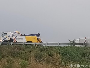 Ban Pecah, Mobil Boks Terguling di Tol Klaten