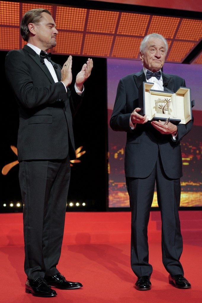 Aktor Robert De Niro (kanan) menerima penghargaan Honorary Palme d'Or dari Leonardo DiCaprio (kiri) di Upacara Pembukaan 78th Cannes Film Festival di Cannes, Prancis Selatan, pada 13 Mei 2025 waktu setempat.  (Photo by Valery HACHE / AFP)