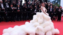 Aktris China Wan Qianhui Naik Awan Kinton di Cannes