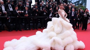 Momen Wan Qianhui jalan di karpet merah jadi kelihatan seperti naik awan kinton, awan ajaib yang jadi kendaraan Goku di anime Dragon Ball! (Foto: AFP/SAMEER AL-DOUMY)