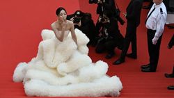 Aktris China Wan Qianhui Naik Awan Kinton di Cannes
