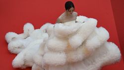 Aktris China Wan Qianhui Naik Awan Kinton di Cannes