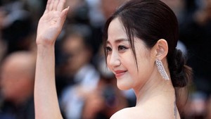 Aktris dan influencer China itu disambut banget di karpet merah. (Foto: AFP/VALERY HACHE)