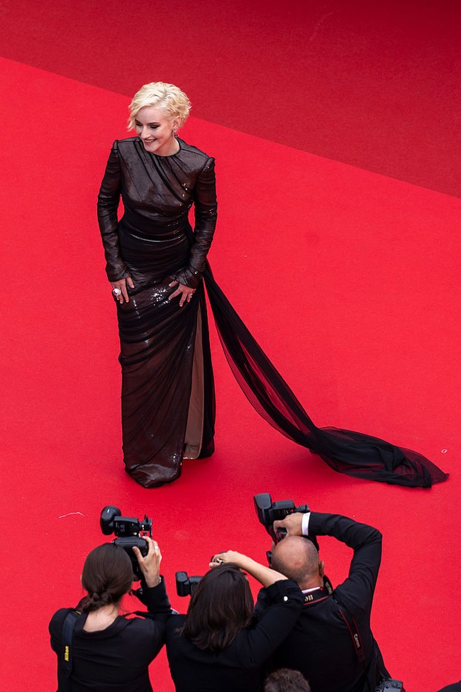 Tak hanya lengan gaun yang panjang, tapi gaun hitam Gucci yang membungkus tubuh aktris Julia Garner ini juga memiliki train atau ekor yang panjang. (Foto: Stephane Cardinale/Corbis via Getty Images)