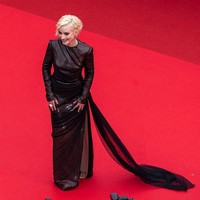 Tak hanya lengan gaun yang panjang, tapi gaun hitam Gucci yang membungkus tubuh aktris Julia Garner ini juga memiliki train atau ekor yang panjang. (Foto: Stephane Cardinale/Corbis via Getty Images)