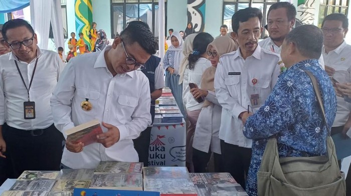Gubernur Banten Andra Soni Melihat Buku