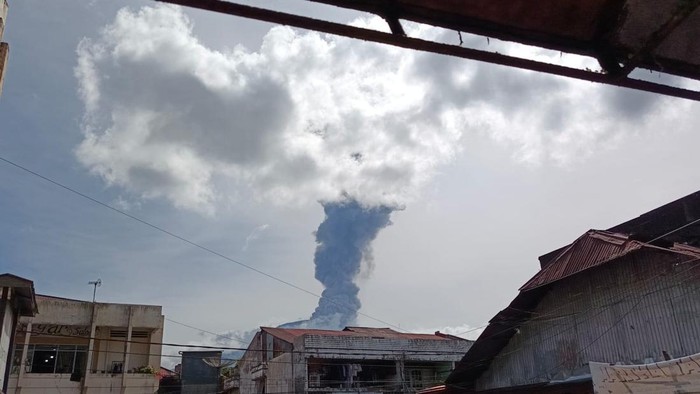 Gunung Marapi di Sumatera Barat erupsi pagi ini. (Dok. Istimewa)