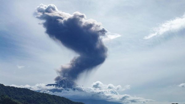 Gunung Marapi Erupsi, Kolom Abu Capai 1,6 Kilometer