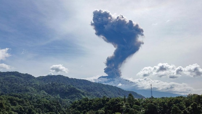 Gunung Marapi Erupsi, Kolom Abu Capai 1,6 Kilometer Foto udara gunung Marapi erupsi mengeluarkan abu vulkanik terlihat dari kawasan Silaiang, Padang Panjang, Sumatera Barat, Rabu (14/5/2025). Data pos pengamatan Gunung Api Marapi, erupsi gunung yang statusnya Level II (Waspada) itu terjadi pada pukul 09.42 dengan tinggi kolom abu 1,6 kilometer di atas puncak. ANTARA FOTO/Iggoy el Fitra
