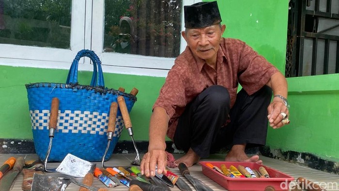Hadi Taryono penjual pisau keliling di Desa Sojokerto, Kecamatan Selomerto, Wonosobo berangkat haji setelah menabung 30 tahun.