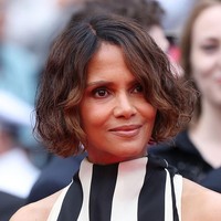 Menjelang pembukaan Festival Film Cannes 2025, pihak penyelenggara mengumumkan pedoman baru soal dress code. Dalam pernyataan resminya, disebutkan bahwa busana dengan unsur nudity (ketelanjangan) tidak lagi diperbolehkan. Selain itu, ada juga larangan baru terhadap gaun-gaun dengan potongan dramatis yang memiliki train atau ekor panjang dan mengembang. Foto: WireImage/Daniele Venturelli