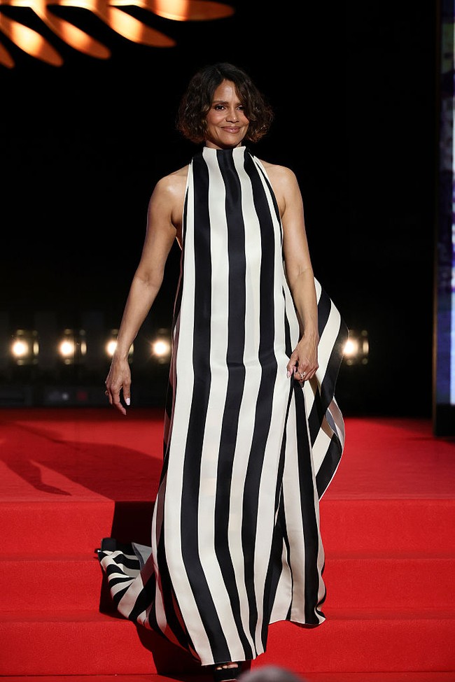 Sebagai gantinya, bintang film ‘The Union’ ini tampil dalam balutan gaun dari Jacquemus yang tak kalah mencuri perhatian, meskipun tanpa volume yang ekstrem. Foto: WireImage/Daniele Venturelli