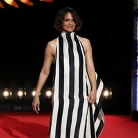 Sebagai gantinya, bintang film ‘The Union’ ini tampil dalam balutan gaun dari Jacquemus yang tak kalah mencuri perhatian, meskipun tanpa volume yang ekstrem. Foto: WireImage/Daniele Venturelli