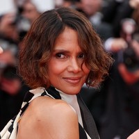 Siluet gaun membentuk A-line dengan rok bervolume. Sementara itu, rambutnya ditata dengan gelombang acak dan wajah dipulas makeup bernuansa nude-brown. Foto: WireImage/Daniele Venturelli