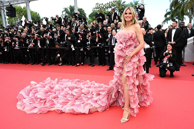 Sehari sebelum Cannes Film Festival 2025 berlangsung di Cannes, Prancis, panitia mengumumkan bahwa mereka yang lewat di karpet merah dilarang keras memakai busana seronok (mempromosikan nudity atau ketelanjangan), pakaian bervolume dramatis atau berekor panjang. Heidi Klum saat menghadiri malam pembukaan sekaligus pemutaran film Partir Un Jour di Cannes, Paris, pada Selasa (13/5/2025) dengan jelas memberikan penampilan yang kontradiktif dalam balutan gaun pink Elie Saab yang dilengkapi ekor panjang menyapu lantai. (Foto: Getty Images/Lionel Hahn)