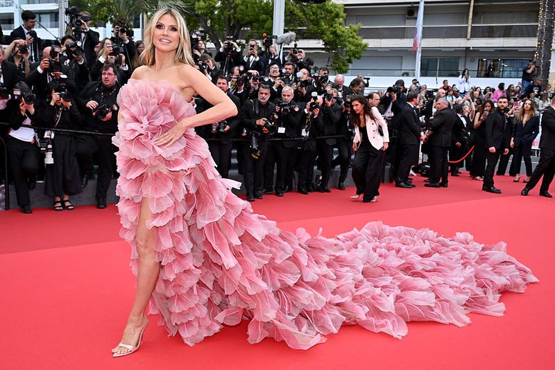 Heidi Klum menghadiri karpet merah untuk upacara pembukaan dan pemutaran film 
