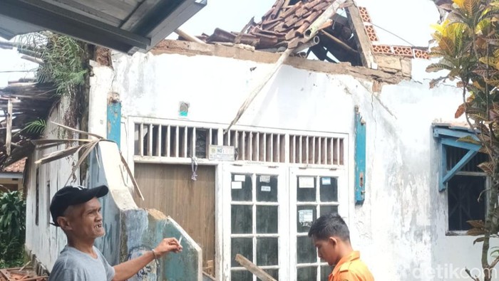 Hujan deras disertai angin kencang melanda kawasan Cihideung Ilir, Ciampea, Bogor, Jawa Barat. Salah satu rumah warga rusak berat diterjang angin tersebut. (dok BPBD Kab Bogor)