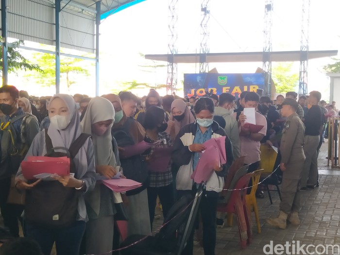 Ilustrasi. Para pencari kerja memadati job fair yang diselenggarakan Disnaker Batam beberapa waktu lalu.(Alamudin Hamapu/detikSumut)