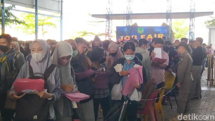 Ilustrasi. Para pencari kerja memadati job fair yang diselenggarakan Disnaker Batam beberapa waktu lalu.(Alamudin Hamapu/detikSumut)