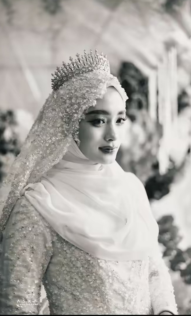 Inara Rusli kembali jadi sorotan melalui penampilan terbarunya yang diunggah ke akun Instagram. Tampil beda, Inara bergaya bak seorang pengantin dengan mengenakan gaun putih panjang. Foto: Instagram/@mommy_starla