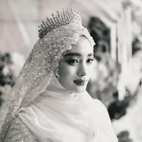 Inara Rusli kembali jadi sorotan melalui penampilan terbarunya yang diunggah ke akun Instagram. Tampil beda, Inara bergaya bak seorang pengantin dengan mengenakan gaun putih panjang. Foto: Instagram/@mommy_starla