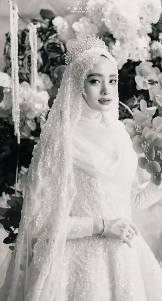 Dari keterangan unggahan diketahui bahwa penampilannya itu untuk untuk keperluan kerja sama dirinya dengan desainer Rasya Shakira. Ia juga menuliskan arti Surah Ar-Rum ayat 21 sebagai caption videonya. Foto: Instagram/@mommy_starla