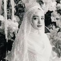 Dari keterangan unggahan diketahui bahwa penampilannya itu untuk untuk keperluan kerja sama dirinya dengan desainer Rasya Shakira. Ia juga menuliskan arti Surah Ar-Rum ayat 21 sebagai caption videonya. Foto: Instagram/@mommy_starla