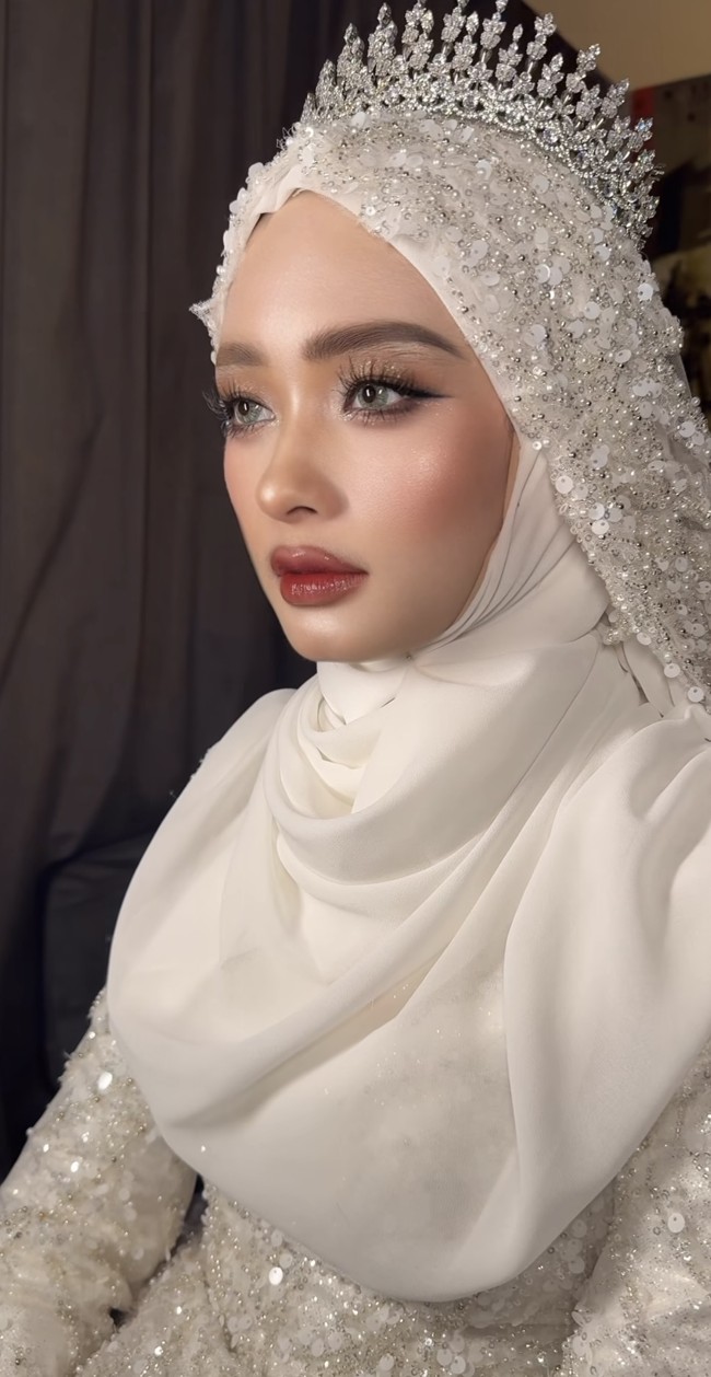 Penampilan Inara semakin manglingi dengan riasan full makeup hasil tangan MUA Nabelle Thalib. Riasan glam look dipadukan dengan full lips membuat wajahnya tampak berbeda. Foto: Instagram/@nabellethalibmakeup