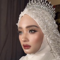 Penampilan Inara semakin manglingi dengan riasan full makeup hasil tangan MUA Nabelle Thalib. Riasan glam look dipadukan dengan full lips membuat wajahnya tampak berbeda. Foto: Instagram/@nabellethalibmakeup