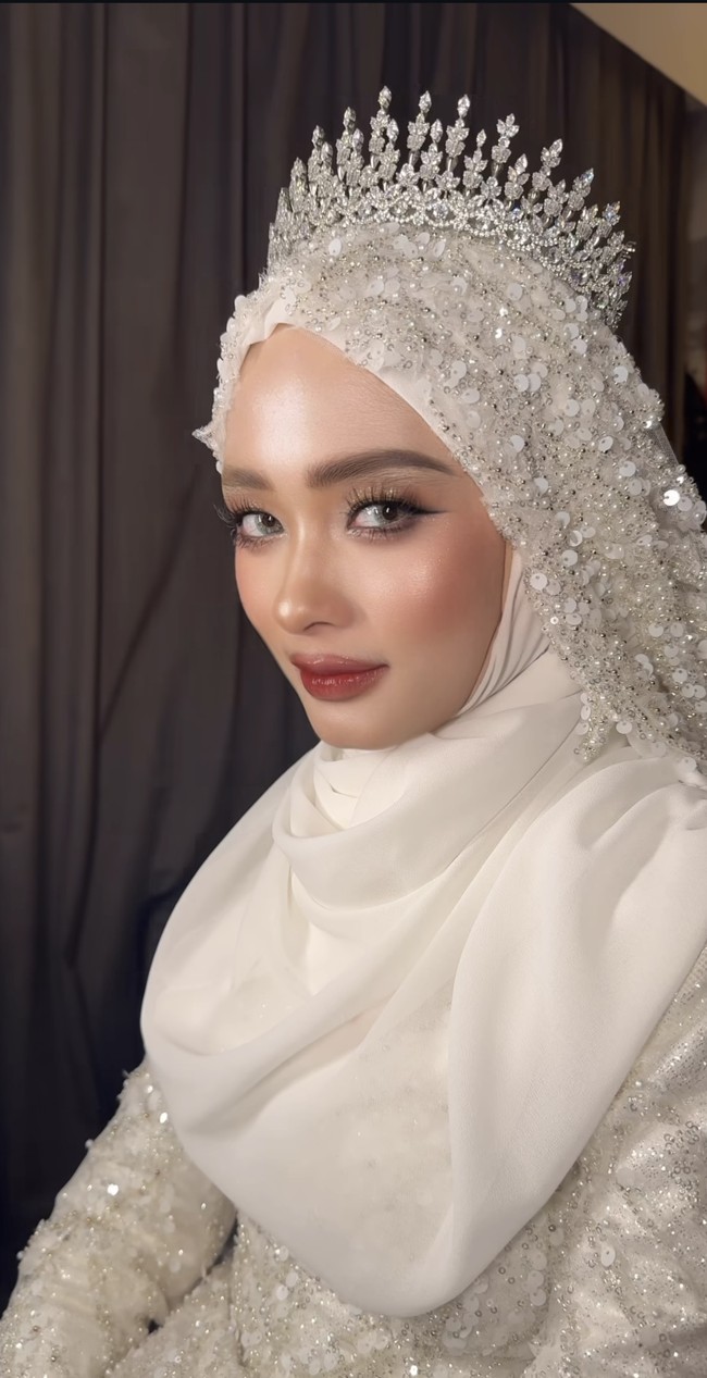 Meski full makeup namun riasannya tetap terlihat flawless dengan hasil akhir yang glowing. Tak sedikit netizen yang memuji kecantikannya. Foto: Instagram/@nabellethalibmakeup