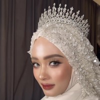 Meski full makeup namun riasannya tetap terlihat flawless dengan hasil akhir yang glowing. Tak sedikit netizen yang memuji kecantikannya. Foto: Instagram/@nabellethalibmakeup