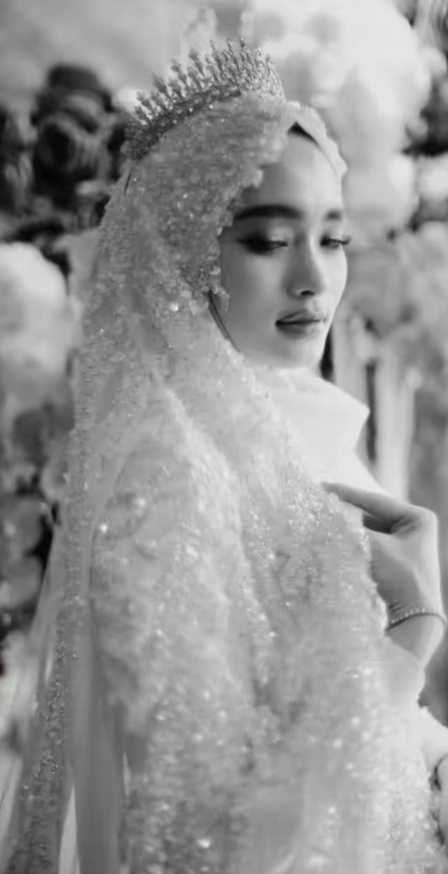 Penampilan Inara juga dilengkapi dengan mahkota di atas kepalanya yang membuatnya terlihat bak ratu. “Ada banget vibes ratunya,” komentar salah satu netizen. “MasyaAllah ini queen ga siii,” komentar lain. Foto: Instagram/@mommy_starla