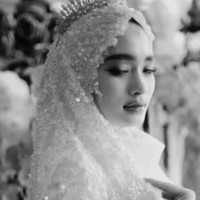 Penampilan Inara juga dilengkapi dengan mahkota di atas kepalanya yang membuatnya terlihat bak ratu. “Ada banget vibes ratunya,” komentar salah satu netizen. “MasyaAllah ini queen ga siii,” komentar lain. Foto: Instagram/@mommy_starla