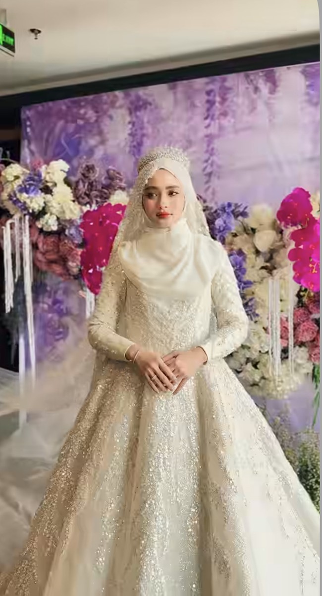 Inara diketahui menjadi salah satu model dalam Halalin Fest runway. Pesona mantan istri Virgoun itu tampak begitu terpancar. Foto: Instagram/@mommy_starla
