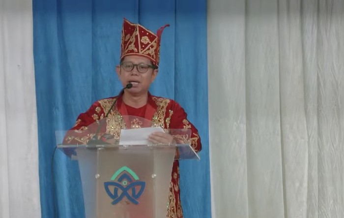 Iskandar Nazari saat membawakan orasi ilmiah dalam acara pengukuhan guru besar UIN STS Jambi, Rabu (14//5/2025)