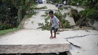 Jalur vital antar kota ini lumpuh sementara, warga diimbau menggunakan rute alternatif hingga perbaikan selesai.