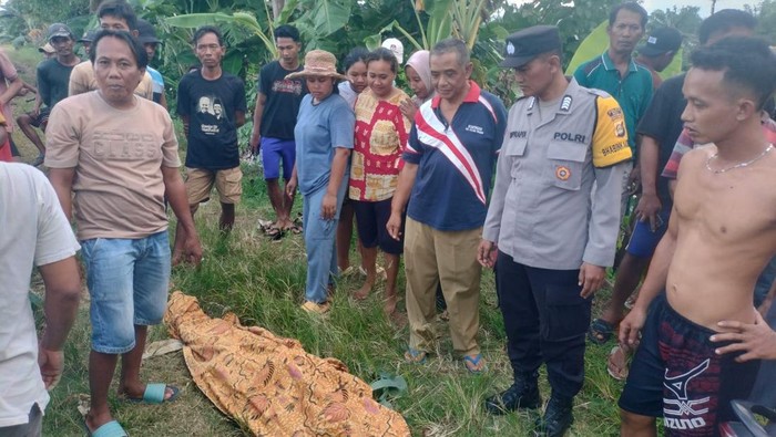 Jasad korban kecelakaan saat dievakuasi polisi.