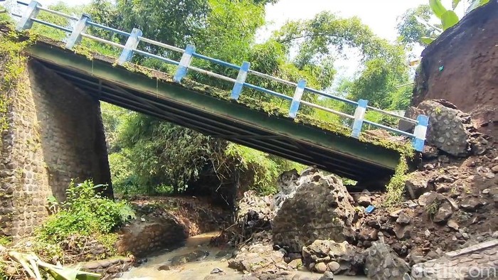 Jembatan di Pasuruan ambruk