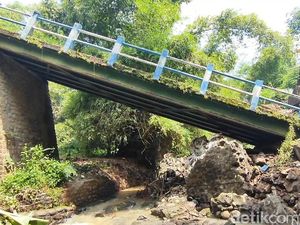 Penampakan Jembatan  Antar Desa di Pasuruan Ambruk