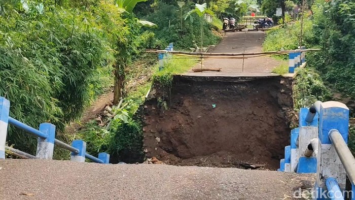 Jembatan di Pasuruan ambruk Jembatan di Pasuruan ambruk
