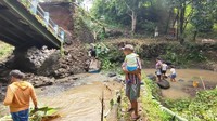 Ashari menyampaikan jembatan ambruk tersebut terjadi pada Selasa (13/5) kemarin. Diduga akibat guyuran hujan yang cukup deras.