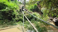 Melihat kondisi ini, warga berinisiatif membangun jembatan darurat dari bambu sebagai alternatif penyeberangan. Meski sederhana, jembatan itu cukup membantu aktivitas sehari-hari.