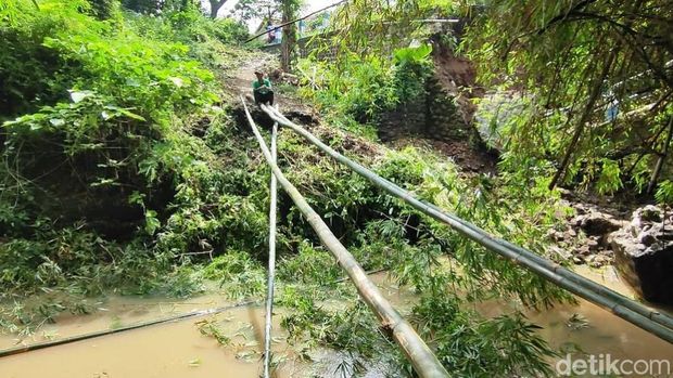 Jembatan di Pasuruan ambruk