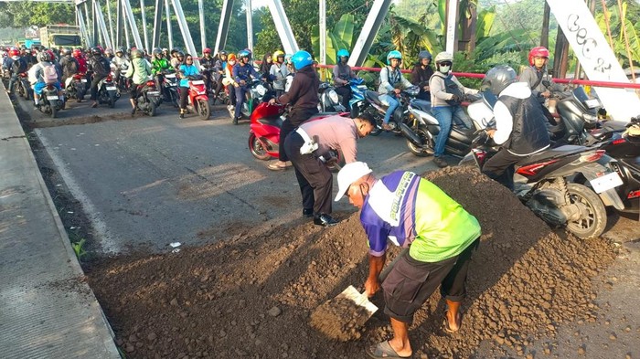 Jembatan Legundi Gresik diperbaiki setelah kemacetannya viral