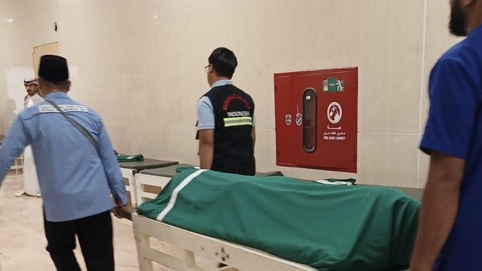 Jenazah jemaah haji asal Babel saat hendak dimakamkan.