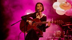 Cewek pemilik nama asli Jubilee Marisa Guitarra ini memang dekat banget sama alat musik gitar. Foto: Instagram Jubilee Marisa