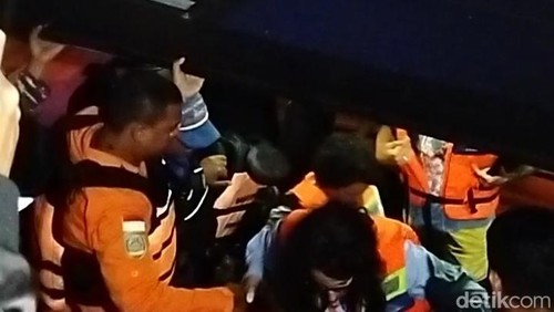 KM Wafil Putra 01 yang tenggelam di perairan Batu Tiga, kawasan Taman Nasional Komodo, Manggarai Barat, NTT, Rabu (14/5/2025) malam.