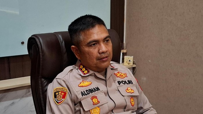 Kapolresta Kupang Kota, Kombes Aldinan Manurung, saat diwawancarai di kantornya, Rabu (14/5/2025) malam. (Yufengki Bria/detikBali)