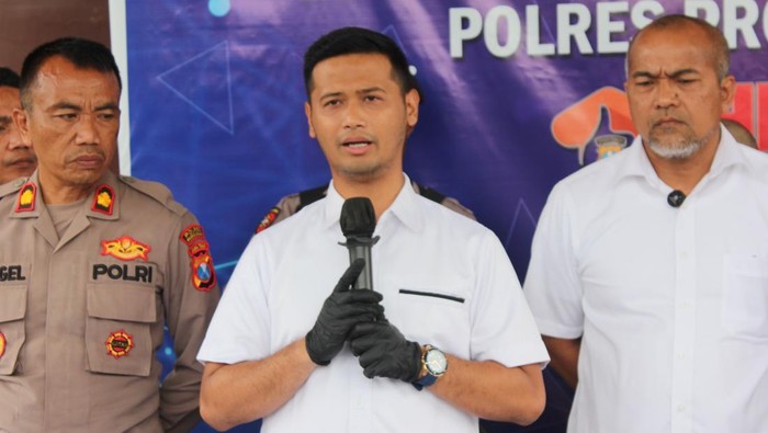 Kasatreskrim Polres Probolinggo AKP Putra Fajar Adi Winarsa saat konferensi pers tentang curanmor.